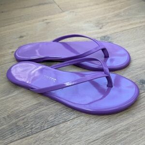 TKEES patent leather flip flop size 7. Women’s Lily Patent solids in lavender
